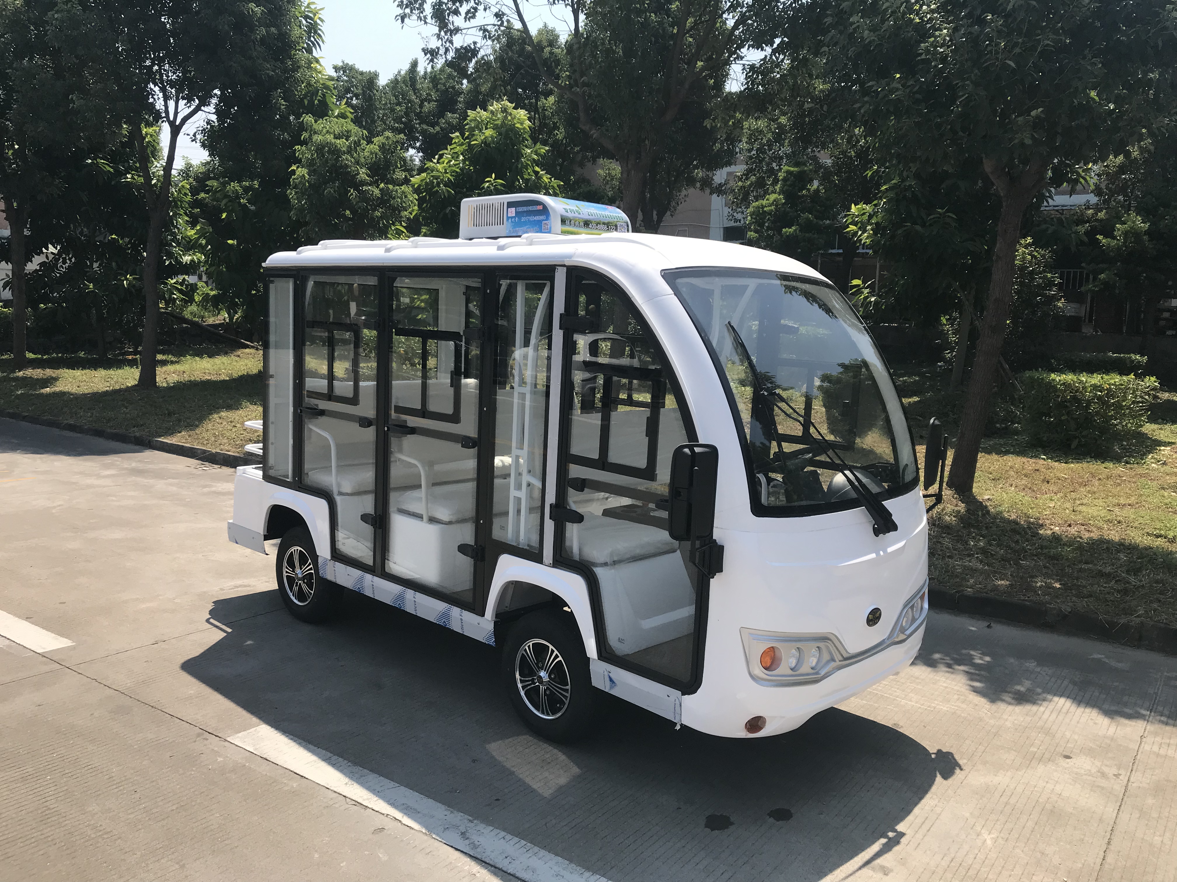 8座封闭式电动观光车